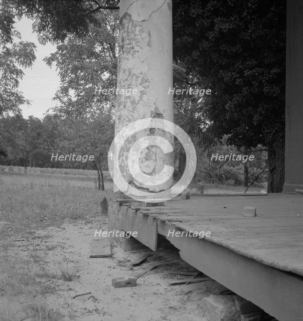 Decaying antebellum plantation, Greene County, Georgia, 1937. Creator: Dorothea Lange.