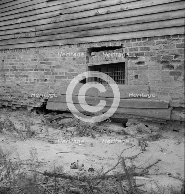 Decaying antebellum plantation house in Greene County, Georgia, 1937. Creator: Dorothea Lange.