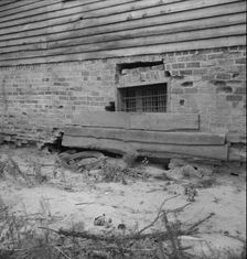 Decaying antebellum plantation house in Greene County, Georgia, 1937. Creator: Dorothea Lange