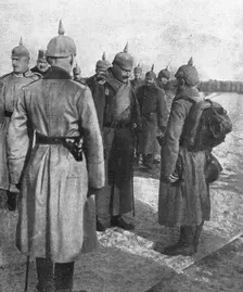 Decembre 1915.--Guillaume II, sur le front de la Strypa, en Galicie, parlant a un..., 1915. Creator: Unknown
