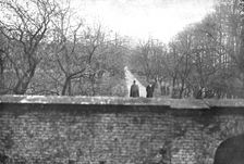 'Dechu; Coiffe d'un chapeau tyrolien, une pelerine sur les epaules, l'ex-kaiser, accompagne...1918. Creator: Unknown