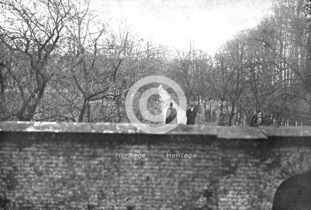 ''Dechu; Coiffe d'un chapeau tyrolien, une pelerine sur les epaules, l'ex-kaiser, accompagne...1918. Creator: Unknown.