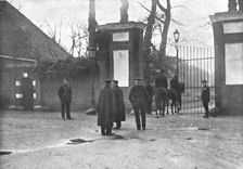 Dechu; A la grille du parc d'Amerongen; releve de la police montee hollandaise..., 1918. Creator: Unknown