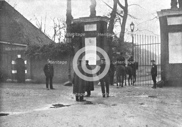 'Dechu; A la grille du parc d'Amerongen; releve de la police montee hollandaise..., 1918. Creator: Unknown.