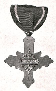 Decorations de Guerre; La croix de guerre americaine, vue de revers 1917. Creator: Unknown