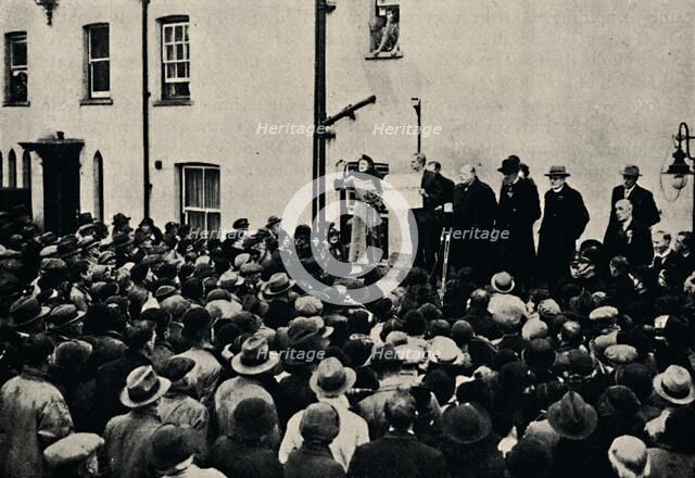 'Declaring the Poll at Epping', 1924, (1945). Creator: Unknown.