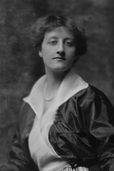 Deering, Marion, Miss, portrait photograph, 1914 Apr. 12. Creator: Arnold Genthe