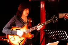 Deidre Cartwright, guitarist, Pizza Express, London. Artist: Brian O'Connor