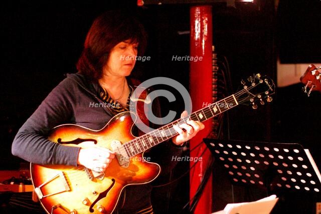 Deidre Cartwright, guitarist, Pizza Express, London.   Artist: Brian O'Connor