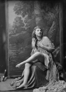 Delarer, Llellwyn, Miss, portrait photograph, 1917. Creator: Arnold Genthe