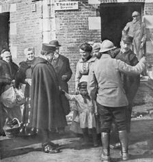 Delivres ! ; Le prefet de la Somme est venu saluer ses administres delivres: le voici a Roye, press Creator: Unknown
