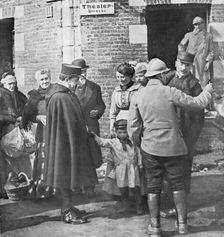 Delivres ! ; Le prefet de la Somme est venu saluer ses administres delivres: le voici a Roye, press Creator: Unknown