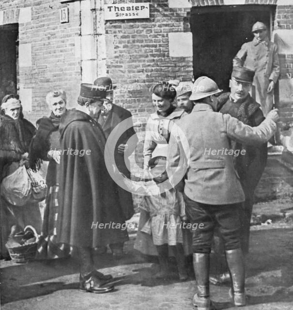 'Delivres ! ; Le prefet de la Somme est venu saluer ses administres delivres: le voici a Roye, press Creator: Unknown.