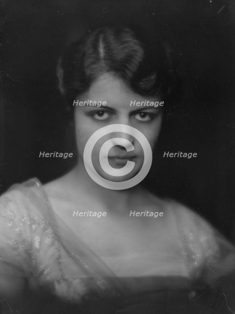 DeMesa, Mrs., portrait photograph, 1915. Creator: Arnold Genthe.
