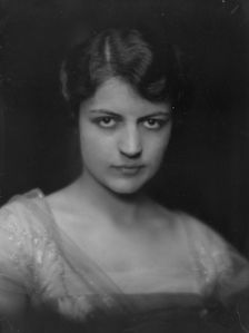DeMesa, Mrs., portrait photograph, 1915. Creator: Arnold Genthe