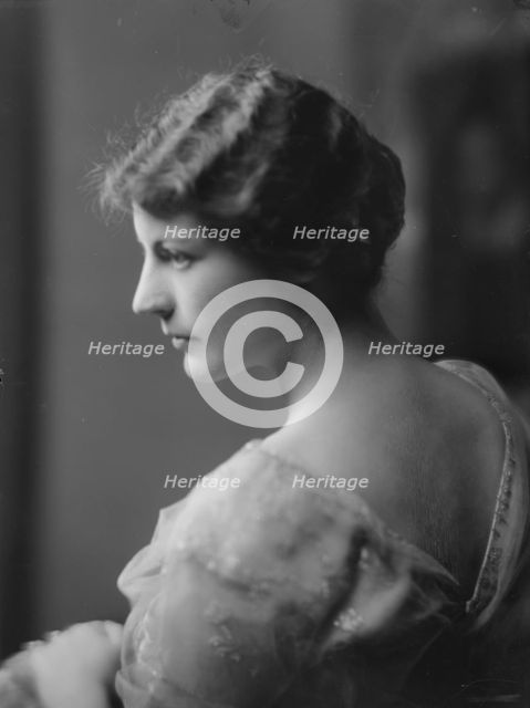 DeMesa, Mrs., portrait photograph, 1915. Creator: Arnold Genthe.