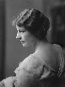 DeMesa, Mrs., portrait photograph, 1915. Creator: Arnold Genthe