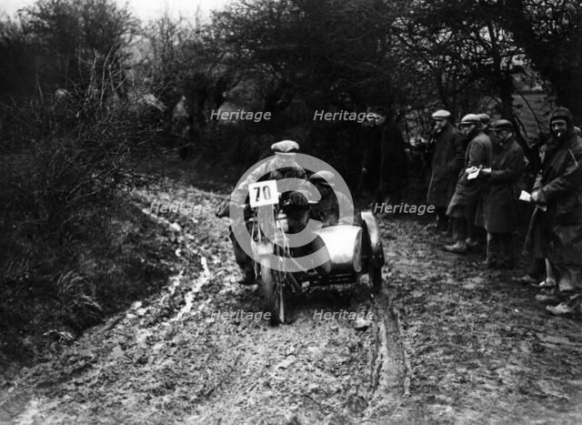 Dennis Mansell competing in the Victory Cup Trial, 1927. Artist: Unknown