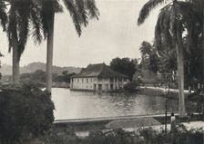 Der See von Kand mit dem Bibliotheksgebaude des Tempels des Heiligen Zahnes 1926