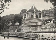 Der Tempel des Heiligen Zahnes Buddhas in Kandy 1926. Creator: Unknown