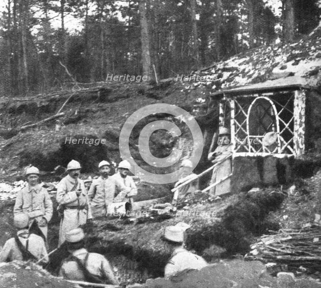 'Derriere L'ennemi refoule; Dans le bois du trou Bricot, une "cagna" d'officiers...1915 (1924). Creator: Unknown.