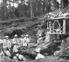 Derriere L'ennemi refoule; Dans le bois du trou Bricot, une "cagna" d'officiers...1915 (1924). Creator: Unknown