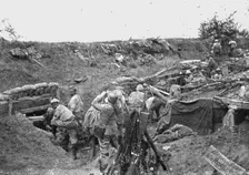 Derriere la bataille, au Sud de la Somme: avant, pendant et apres une attaque.. 1916. Creator: Unknown