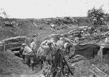 Derriere la bataille, au Sud de la Somme: avant, pendant et apres une attaque.. 1916. Creator: Unknown