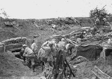 Derriere la bataille, au Sud de la Somme: avant, pendant et apres une attaque.. 1916. Creator: Unknown