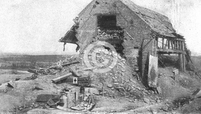 'Derriere la bataille, au Sud de la Somme: Le travail de notre artillerie sur les defenses..., 1916. Creator: Unknown.