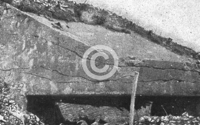 'Derriere la bataille, au Sud de la Somme: Le travail de notre artillerie sur les defenses..., 1916. Creator: Unknown.