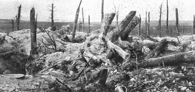 'Derriere la bataille, au Sud de la Somme: Le travail de notre artillerie sur les defenses..., 1916. Creator: Unknown.