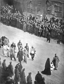Derriere le cercueil de Francois-Joseph; le nouveau couple imperial, suivi de souverains..., 1916. Creator: Unknown
