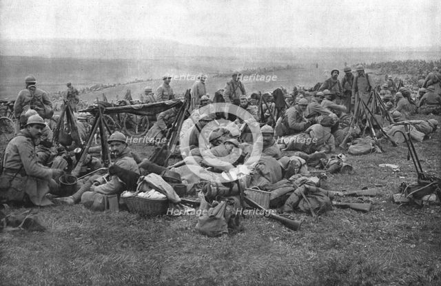 ''Derriere le front de Verdun; Dans la plaine un bivouac de troupes allant au repos', 1916 (1924) Creator: Unknown.