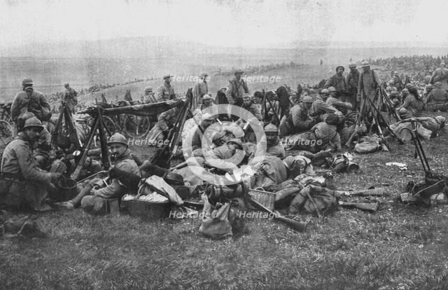 'Derriere le Front de Verdun.--Troupes allant au repos et bivouaquant dans la plaine', 1916. Creator: Unknown.