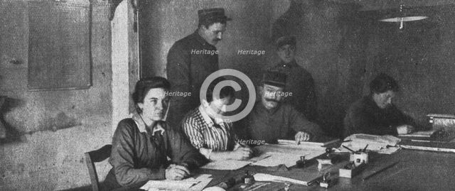 'Des femmes dans les casernes; Aux ecritures', 1916. Creator: Unknown.