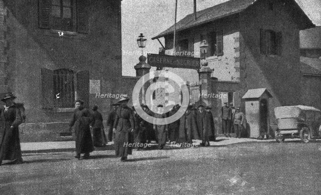 'Des femmes dans les casernes; La sortie', 1916. Creator: Unknown.