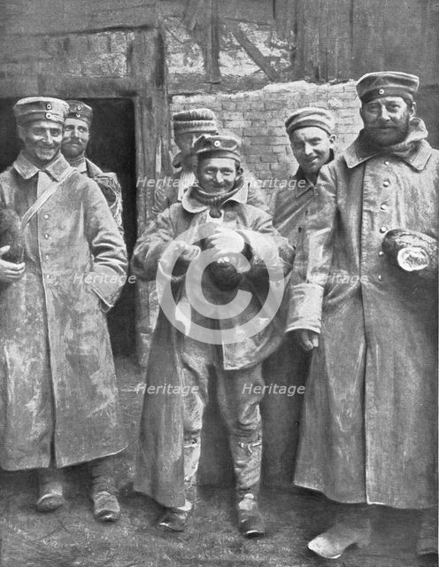'Des prisonniers Allemands, qui viennent de toucher leur ration de pain', 1915. Creator: Unknown.