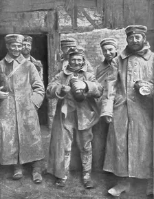 Des prisonniers Allemands, qui viennent de toucher leur ration de pain 1915. Creator: Unknown