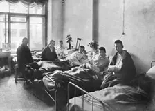Des Vaillants; Femme-soldats, blessees dans l'offensive, en traitement dans un hopital..., 1917. Creator: Unknown