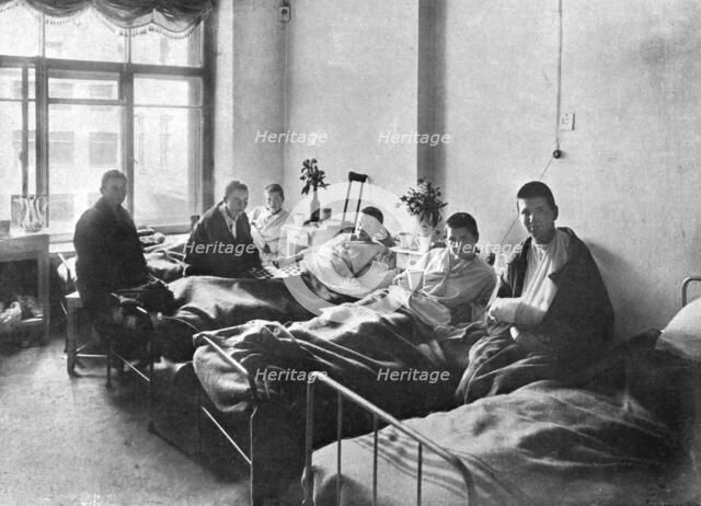 'Des Vaillants; Femme-soldats, blessees dans l'offensive, en traitement dans un hopital..., 1917. Creator: Unknown.