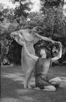 Desha and Leah dancing in Port Washington, 1921 Aug. 21. Creator: Arnold Genthe
