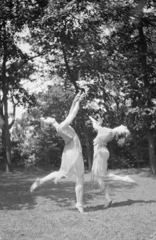 Desha and Leah dancing in Port Washington, 1921 Aug. 21. Creator: Arnold Genthe