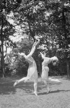 Desha and Leah dancing in Port Washington, 1921 Aug. 21. Creator: Arnold Genthe