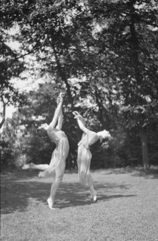 Desha and Leah dancing in Port Washington, 1921 Aug. 21. Creator: Arnold Genthe