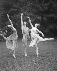 Desha, Grace, and either Phyllis or Leah, 1921 Apr. 27. Creator: Arnold Genthe