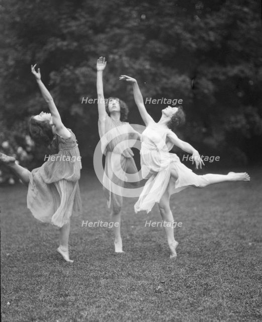 Desha, Grace, and either Phyllis or Leah, 1921 Apr. 27. Creator: Arnold Genthe.