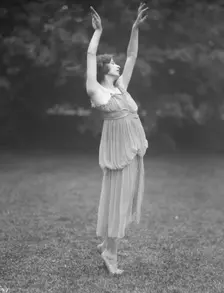 Desha dancing in Port Washington, 1921 Aug. 21. Creator: Arnold Genthe