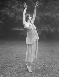 Desha dancing in Port Washington, 1921 Aug. 21. Creator: Arnold Genthe