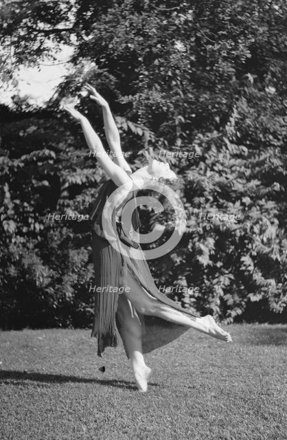 Desha dancing in Port Washington, 1921 Aug. 21. Creator: Arnold Genthe.
